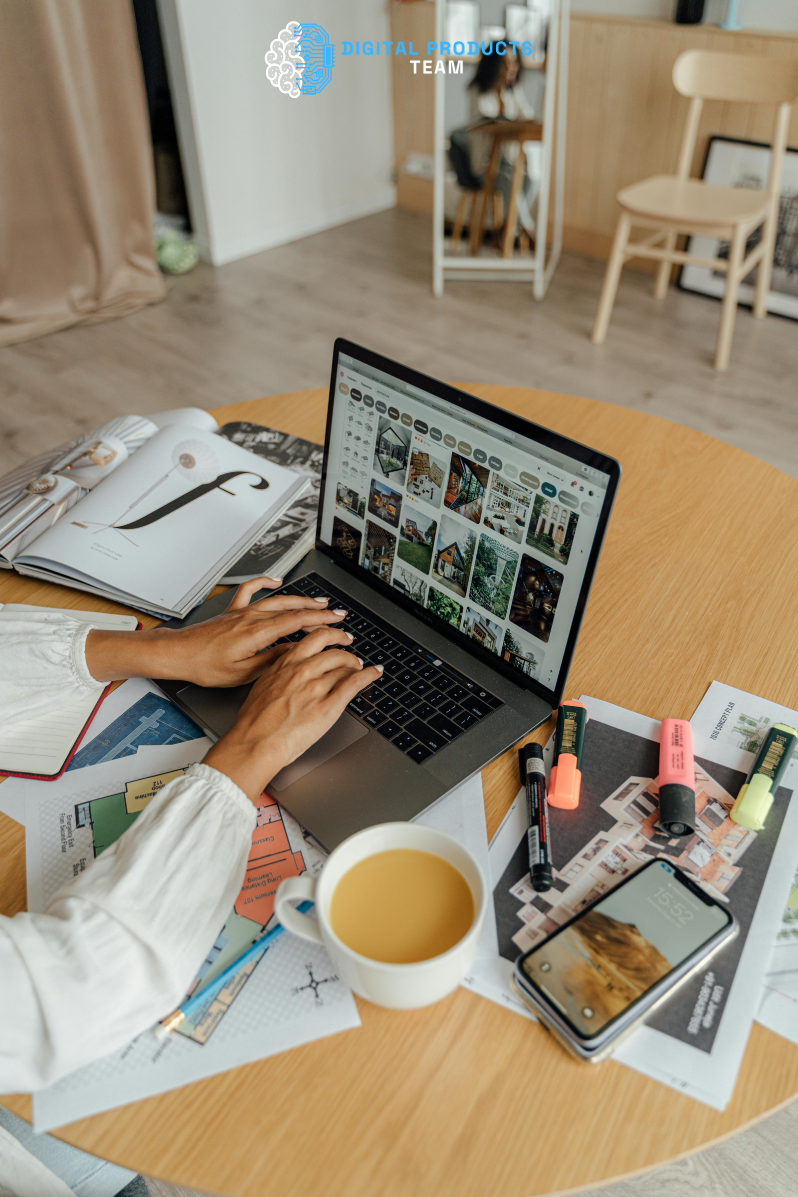 Freelancer trabajando desde casa en laptop - emprendimiento independiente y trabajo remoto