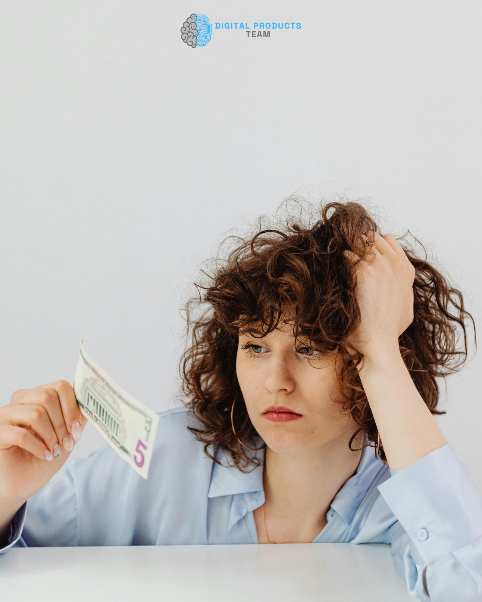 Persona preocupada por su situación financiera - cómo ordenar las finanzas personales