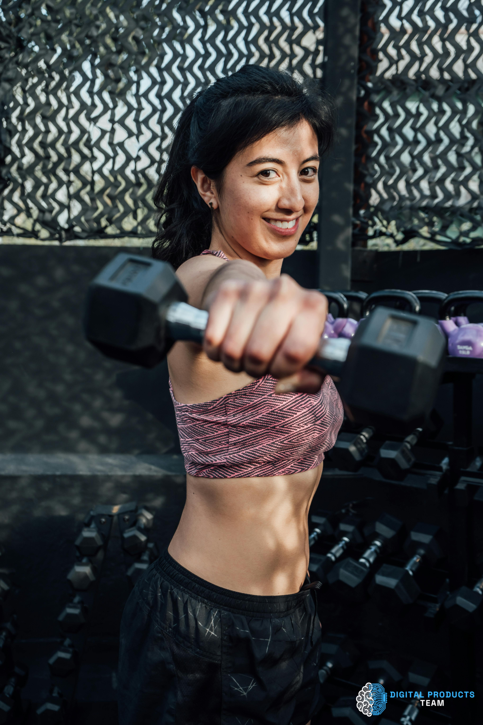 Persona mejorando su entrenamiento físico - progreso y resultados en el gimnasio