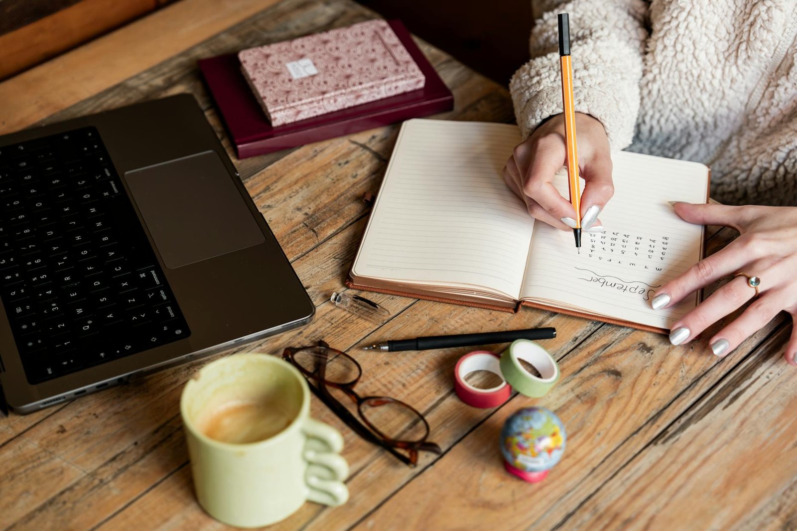 Mesa de trabajo con planificación y hábitos para cursos de desarrollo personal