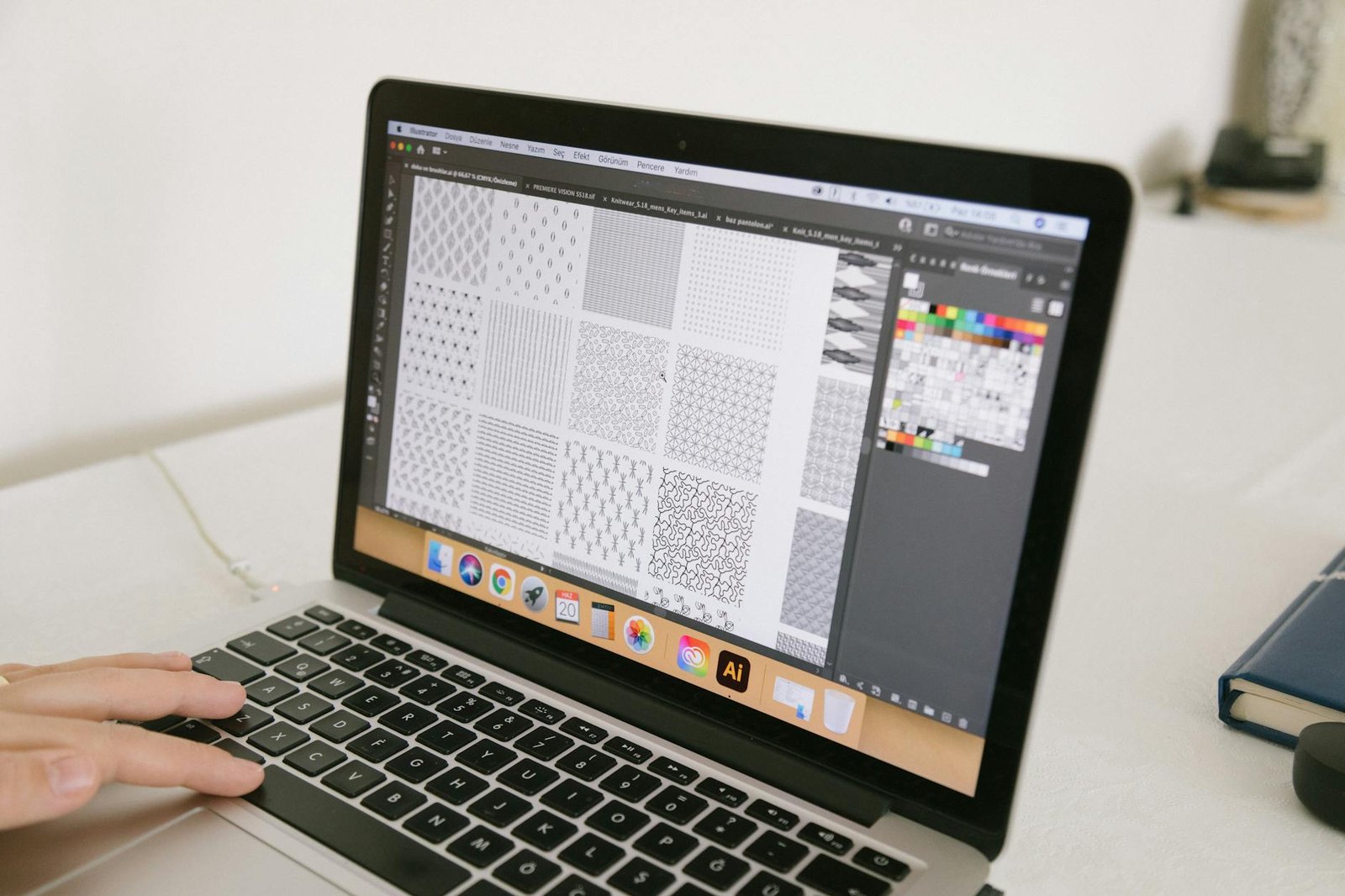 Espacio de diseño digital con computadora para cursos de diseño y edición