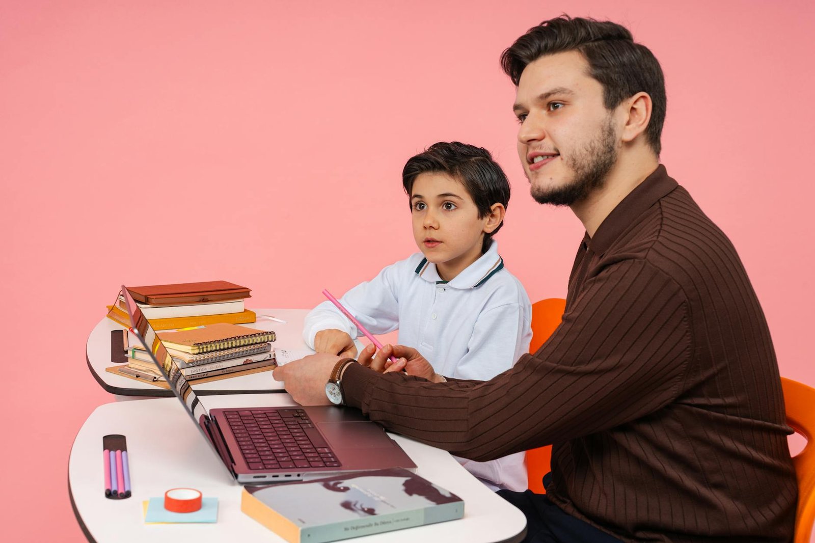 Material de aprendizaje de idiomas con notebook y apuntes