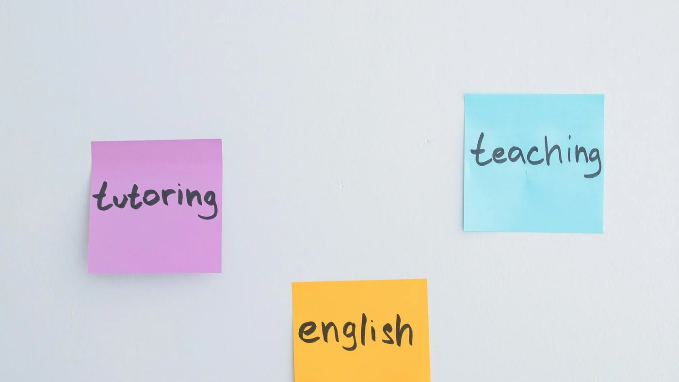 Pantalla con app de IA para aprender inglés con apoyo tecnológico