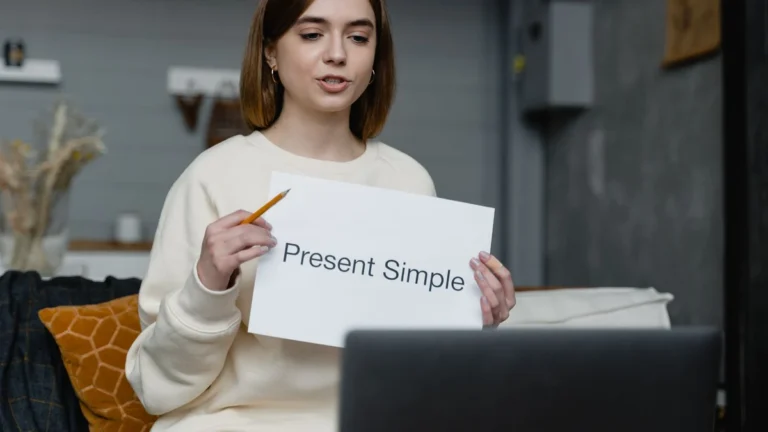 Persona evaluando cursos de ingl&eacute;s online antes de pagar