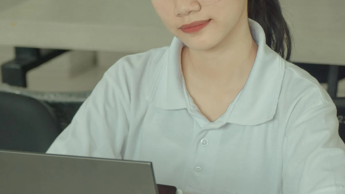 Estudiante con laptop en escritorio para comparar rutas de aprendizaje de idiomas asiáticos