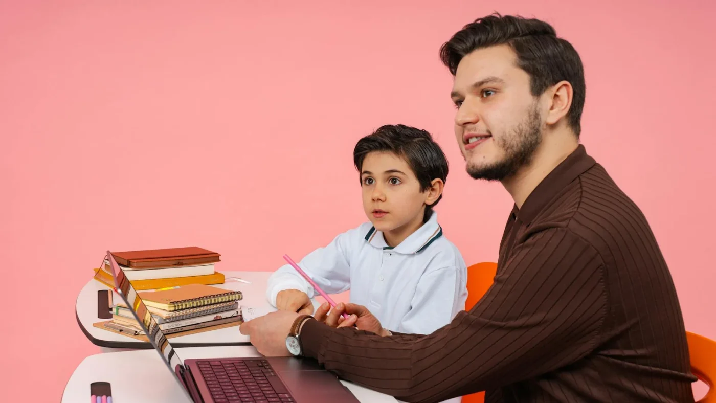 Material de aprendizaje de idiomas con notebook y apuntes